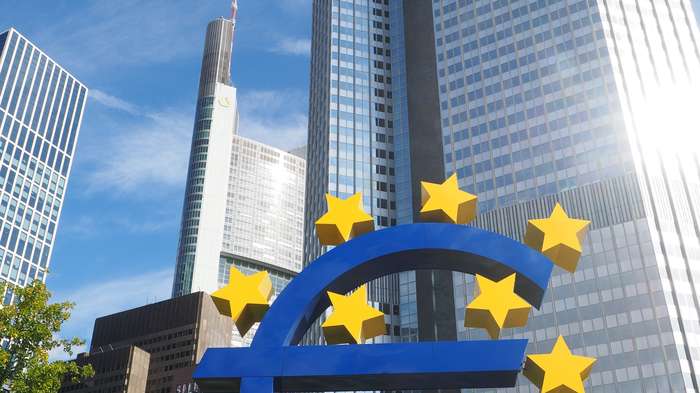 Graphique de taux d'intérêt en hausse avec des pièces et billets en euros